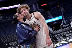 波杰姆斯基罕见晒与女友合照 庆祝情人节