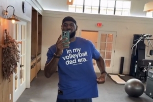 骄傲的老父亲！詹姆斯晒训练自拍 T恤致敬女儿打排球