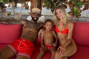 别人打球我度假！拉塞尔未婚妻晒一家三口度假照