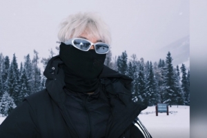 徐皓阳社媒晒照送新年祝福，谢文能留言：真帅啊 ，徐老板