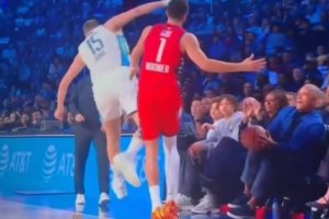 布克“推飞”差点失衡撞上奥巴马的约基奇 并自称：秘密特工