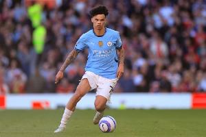 跟队记者:因为奥赖利踢左后卫很好,这使得他在中场也很出色