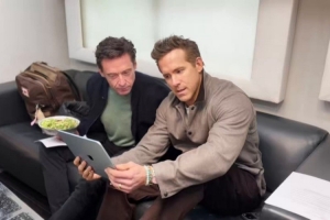 瑞安·雷诺兹观看足总杯抽签，得知雷克瑟姆将对阵切尔西兴奋不已