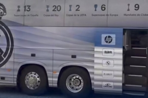 火药味！皇马大巴遭本菲卡球迷投掷杂物，被迫绕路前往球场