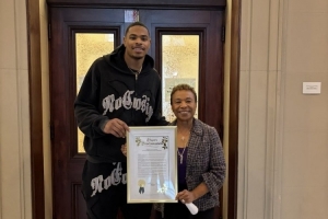 双喜临门！新科扣篮王凯沙·约翰逊获得奥克兰市政厅颁发的嘉奖令