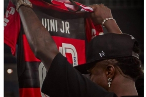 弗拉门戈声援维尼修斯：种族主义不是足球的一部分，不能被正常化