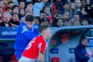 世体：巴尔韦德挥拳击中本菲卡球员该被罚下，结果连黄牌都没吃到