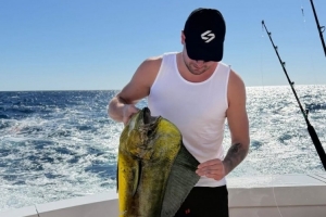 短暂假期~东契奇INS晒大海中钓鱼照片：远离尘嚣的某个地方