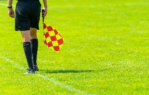 世体：本赛季巴萨国内正式比赛30场，马德里裁判被指派13次