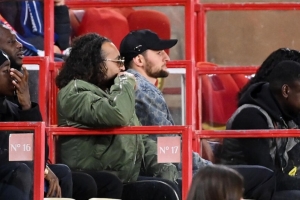 为老东家加油助威！米兰中场拉比奥特现身看台观战巴黎客战摩纳哥