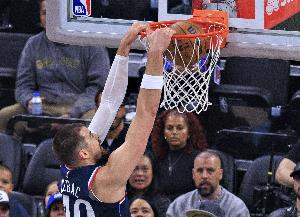 老詹：不知道祖巴茨被交易后是否恨湖人 每次交手他都打爆我们