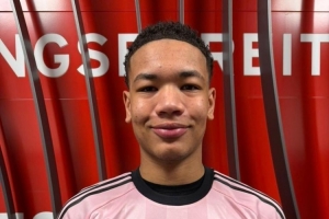 记者：多队有意拜仁天才门将普雷斯科特，他16岁已身高1米96