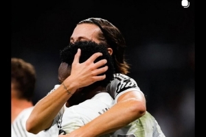 支持队友！卡雷拉斯社媒晒拥抱维尼修斯照片：我们与你站在一起