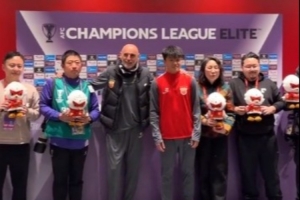 有心了！穆斯卡特为报道海港亚冠的媒体记者送上新春版吉祥物