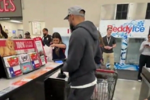 来自马刺的满满爱意！麦克劳林现身连锁超市并为球迷清空购物车