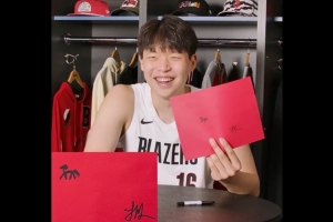 马年画马！杨瀚森和霍勒迪展示技艺 谁画的马儿比较抽象？