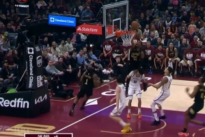 行云流水！哈登抢断反击输送炮弹 米切尔起飞空接暴扣