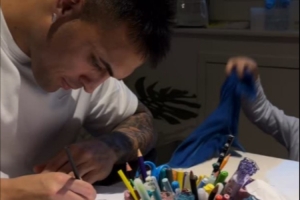 伤情并无大碍？妻子晒劳塔罗与孩子画画的视频，他今天将接受检查