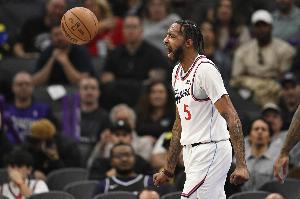 下半场狂轰20分！小琼斯15中7拿下22分3板1助 上半场2分