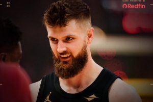 复出4中4砍11分5板！骑士官方赢球海报封面人物——迪恩·韦德