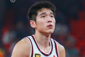 浙江男篮中圈投篮大比试：吴前、陆文博接连命中 赢得红包