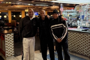 罕见同框！马布里49岁生日晒与亲兄弟和表亲特尔费尔合照