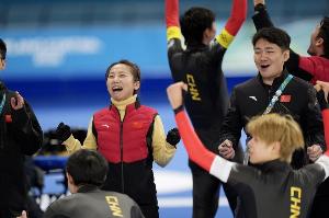 有能！将满60的李琰五届冬奥带队夺9金，包括短道速滑、速度滑冰
