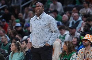 35中8！迈克·布朗：三分不是我们的正常表现 要称赞活塞的表现