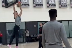 杨瀚森空接暴扣抢镜！开拓者队今日训练 气氛较轻松