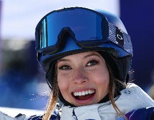 第一滑摔倒后惊险晋级U型场地技巧决赛，谷爱凌：又让大家吓一跳