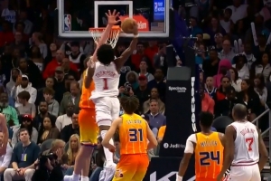 攻防发力！米勒和拉梅洛·鲍尔相继飙中三分 帮助球队扩大领先