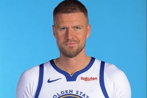 丝滑！波尔津吉斯背身单打跳投得手 帮助勇士继续迫近比分