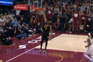 个人秀！梅里尔抢断送助攻 贾勒特·阿伦不看筐单臂挂扣