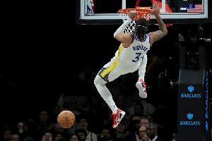 苦苦支撑！理查德半场9中5拿到并列最高15分 三分6中3