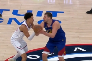 没得逞！约基奇中线面对防守直接大回环要罚球 裁判给了提前犯规