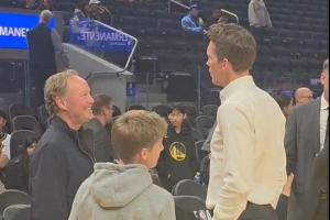 冠军教练赋闲在家！勇士GM邓利维赛前和布登霍尔泽交流