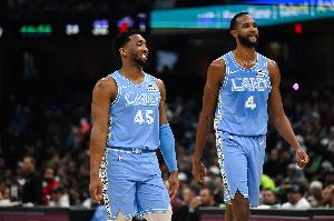 米切尔：哈登和莫布里配合有待打磨但已有闪光点 肯定会越来越好