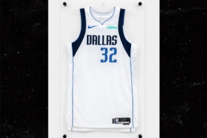 以后还会涨价？弗拉格NBA首秀球衣拍出100万美元天价！