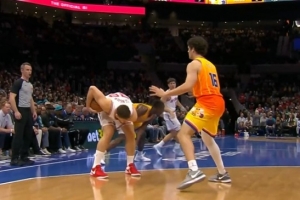 有点痛苦！申京持球掩护时被犯规 遭对手肘部撞到肋骨