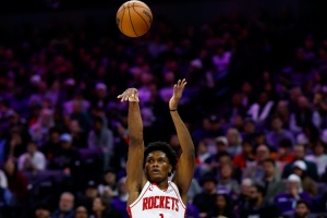 解说：一看阿门要投三分心就凉半截 季前赛投挺好 后来越来越不行