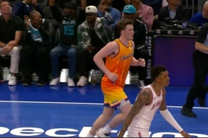 续命一击！克尼佩尔外线开火三分命中 黄蜂追到只差3分