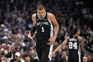 上赛季因右肩深静脉血栓报销！文班：没有比这更好的成长经历