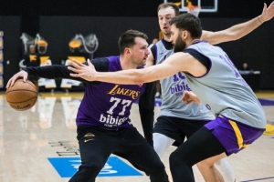 明日全员出战！湖人官方发布今日训练照 东詹里全部入镜