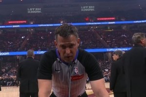 给足支持！哈登被吹进攻犯规示意挑战&阿特金森应允 但最后失败了