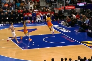 火箭传球经典失误！拉梅洛·鲍尔身后抢断 助攻米勒一飞冲天