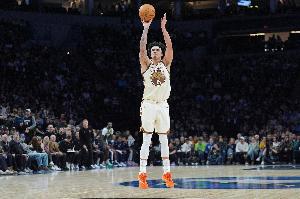 都没少扔！勇士今日三分55投20中 绿军更准40投17中