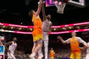 能持球的克莱？克尼佩尔反击一条龙 变向穿越两人上篮打停火箭