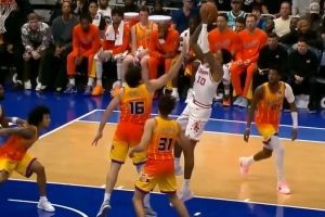 首次领先！小贾巴里·史密斯跳投命中&补扣得手 火箭14-0强势反超