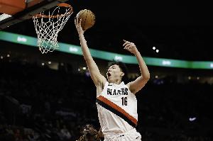 拓媒：杨瀚森有一定的技能 只是没有真正抓住机会 浪费了很多次