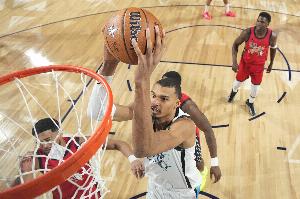 福克斯：无论你是谁 只要穿上球衣站在文班面前 他就会全力以赴